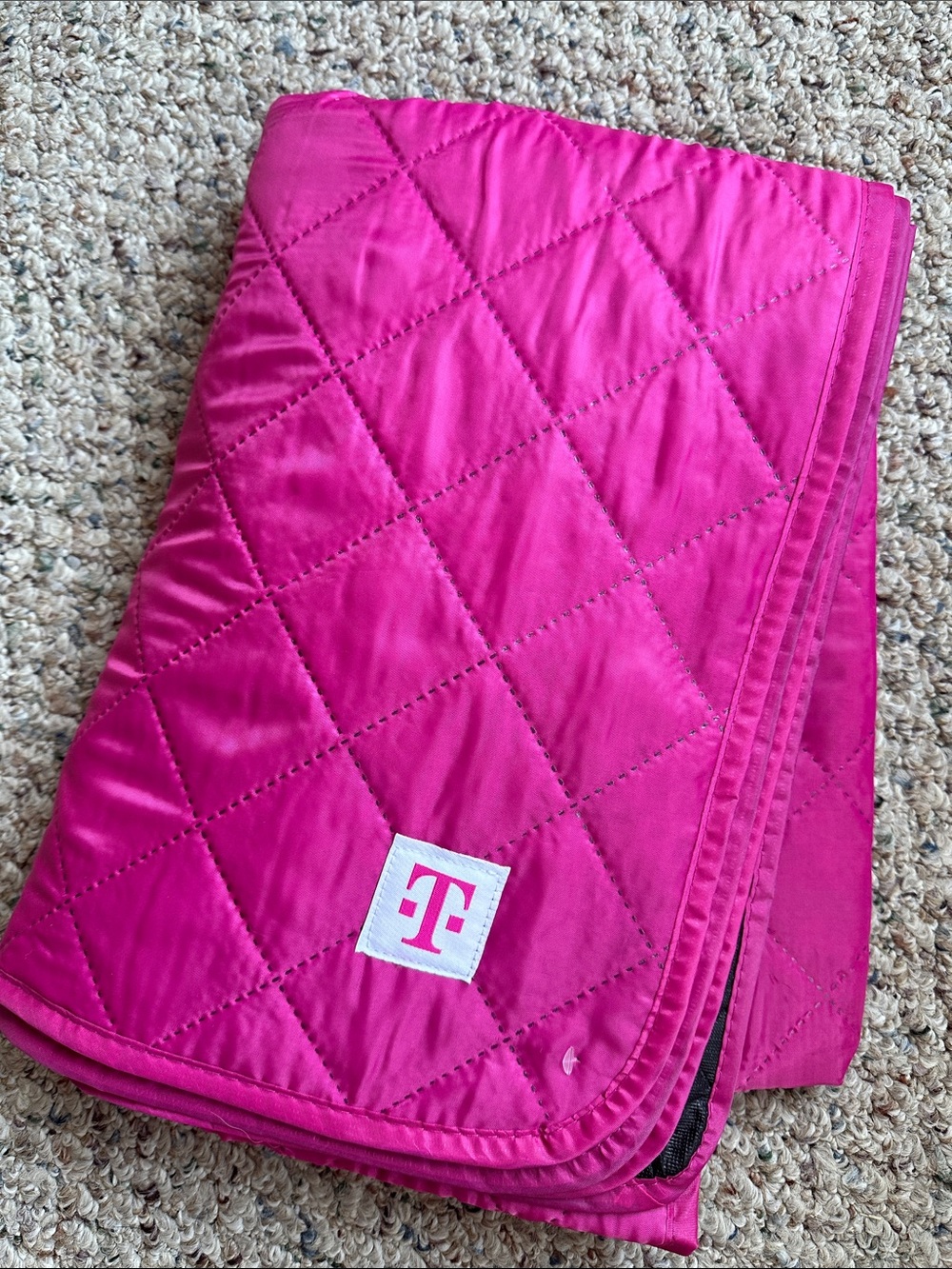 T-Mobile Pink Quilted Blanket and Cooler Tote Set - Picture 2 of 4